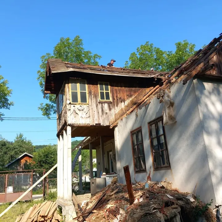 Acoperiș vechi degradat, înainte de intervenție